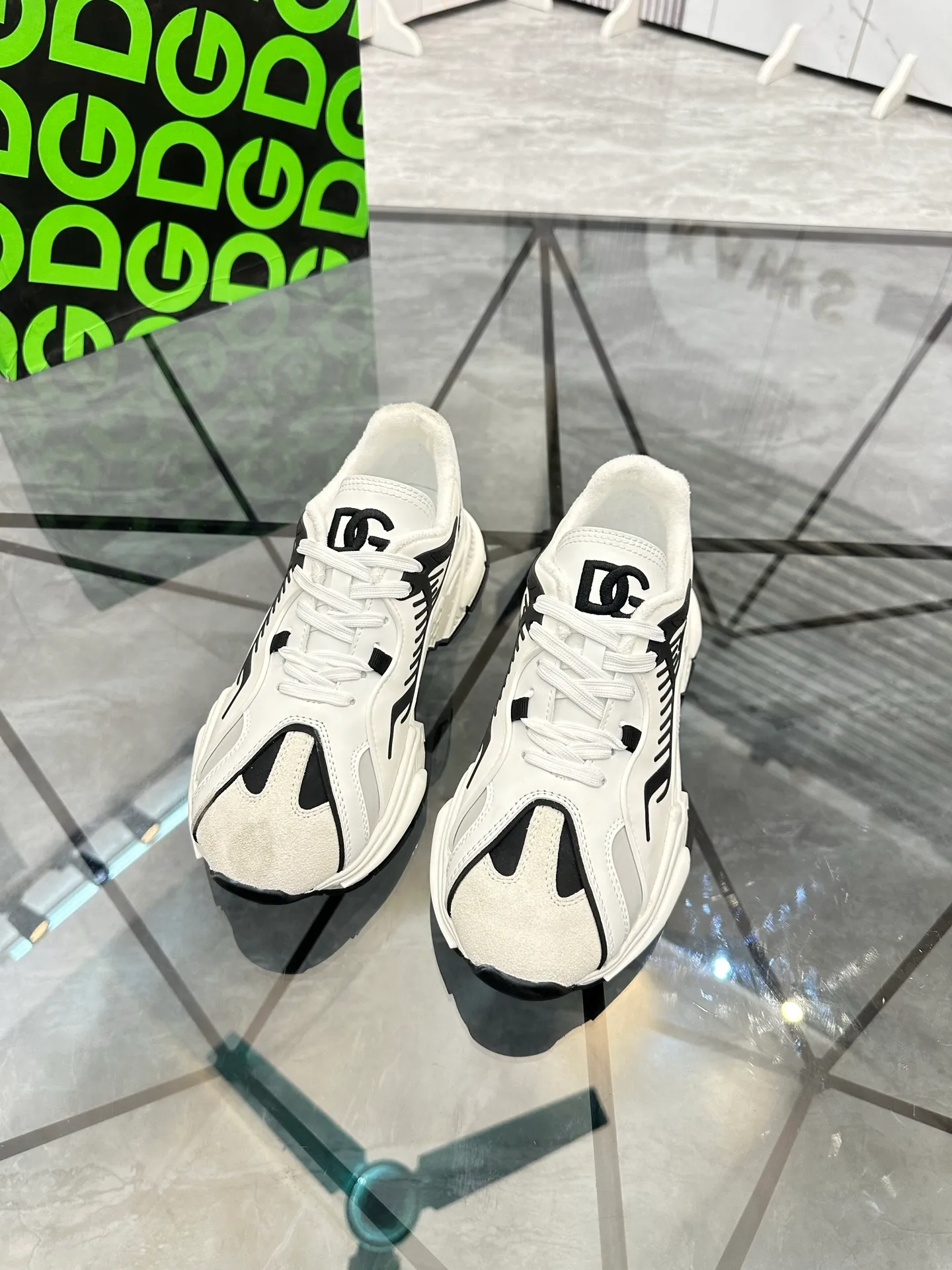 Men's shoes: 💰P560¥ Product trademark: DG "Dolce & Gabbana" low-top casual shoes Regular size: 35-44 (can be customized to 45.46) Couple style Product materials: Upper imported cowhide stitching original material, breathable lining, original outsole. Number: 803